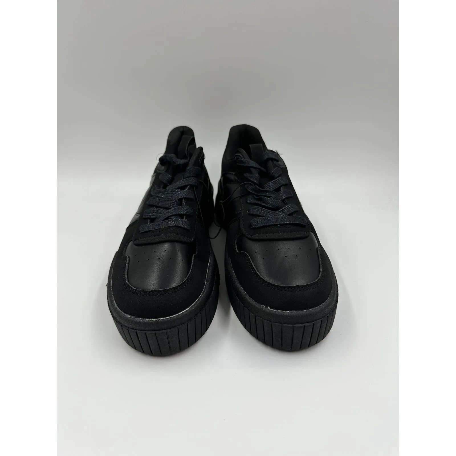 Mens Size 7.5, All Black Retro Low Top Casual Sneaker